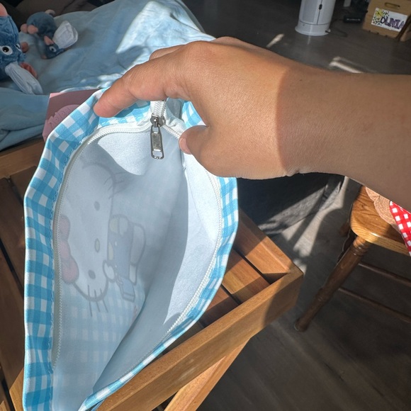 Hello Kitty Blue Checkered Make up Bag 45- - Picture 6 of 7
